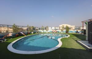 A piscina localizada em Aavri Hotel ou nos arredores