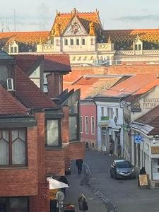 Blick auf eine Stadtstraße mit Gebäuden in der Unterkunft Central Studio in Pécs