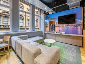 Зона вітальні в ibis Styles Glasgow Centre George Square