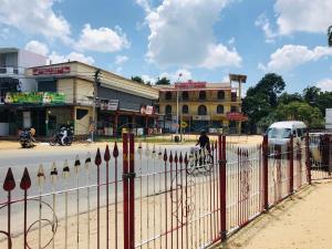 een man die fietst achter een hek bij NMA Holiday Inn in Jaffna