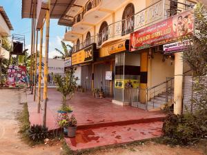 een lege straat voor een gebouw bij NMA Holiday Inn in Jaffna