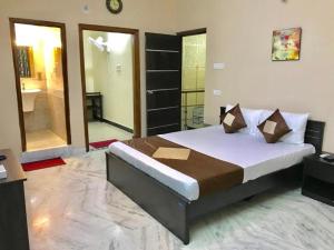 een slaapkamer met een groot bed en een badkamer bij NMA Holiday Inn in Jaffna