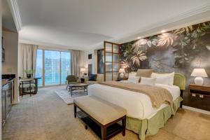 um quarto com uma cama grande e um grande mural em Jewel Suite w/balcony MGM SIGNATURE * 23rd FLOOR* STRIP VIEW em Las Vegas