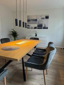 a dining room with a wooden table and chairs at COZY, neue 3 Zimmer Ferienwohnung Goslar Altstadt in Goslar