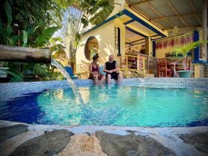 Piscina de la sau aproape de Blue Moon Guesthouse