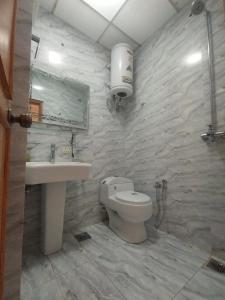 Баня в Entire Apartment 2bed Condo at Burban Oakwood