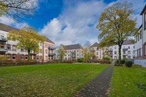 una fila di edifici in un parco con un prato di Stilvoll & historisch I Kingbetten+Küche+Parkplatz a Wesel