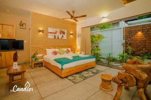 una camera con un letto e una grande finestra di Le Candles Resort a Kozhikode