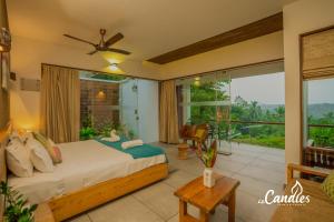 una camera con un letto e una grande finestra di Le Candles Resort a Kozhikode