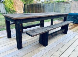 une table et un banc en bois sur une terrasse en bois dans l'établissement West Wittering Family Home, à West Wittering