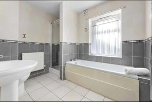 Kamar mandi di Ensuite Room in Cardiff City Centre