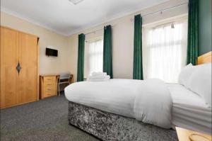 Tempat tidur dalam kamar di Ensuite Room in Cardiff City Centre