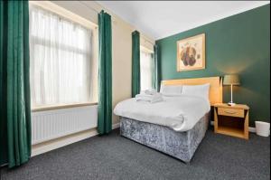 Tempat tidur dalam kamar di Ensuite Room in Cardiff City Centre