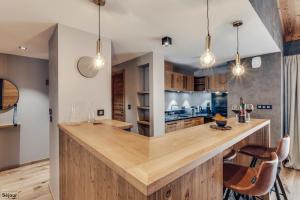 A kitchen or kitchenette at Hôtel Avancher