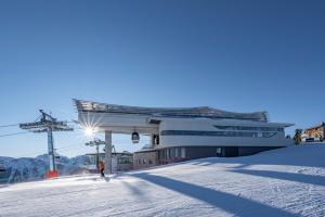 een persoon op een skilift in een skigebied bij Residence Iris in Valdaora