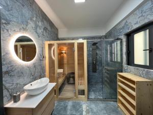 Un baño de Seafront Luxury Suite with Jacuzzi & Sauna