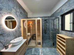 Un baño de Seafront Luxury Suite with Jacuzzi & Sauna