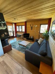 אזור ישיבה ב-Appartement T2 ambiance chalet centre village