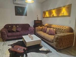 Sala de estar con 2 sofás y mesa en luxe et confort appartement Sahloul 4, en Sousse