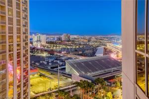 vista de uma cidade a partir de um edifício em Panorama Vista Suite- 1br 2ba, Full Kitchen, Strip View, Balcony, Corner Unit em Las Vegas