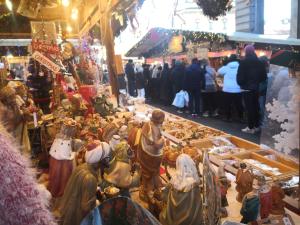 Un groupe de gens autour d'un marché aux figurines dans l'établissement Locanda San Paolo, à Monza