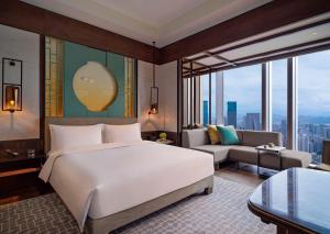 Cama ou camas em um quarto em Park Hyatt Shenzhen