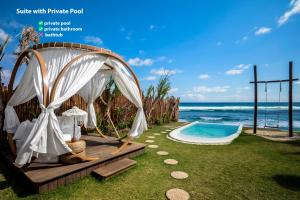 un jardín con cenador y piscina en Bubble Hotel Nyang Nyang - Adults only, en Uluwatu