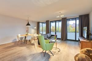 un soggiorno con divano e tavolo di havelblau Ferienlofts a Brandenburg an der Havel