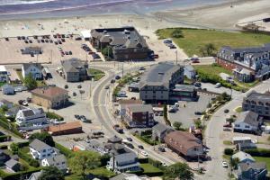 una vista aerea di una città vicino alla spiaggia di Rhea's Inn by the Sea a Middletown