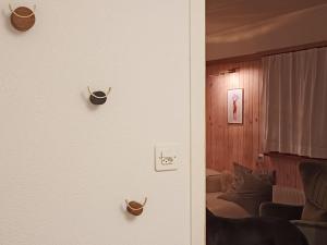 een woonkamer met hoorns op de muur bij Chalet M in Davos