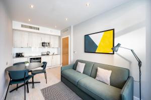 Virtuve vai virtuves zona naktsmītnē Staycity Aparthotels Liverpool Waterfront