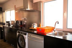 Kitchen o kitchenette sa Beach Apartment