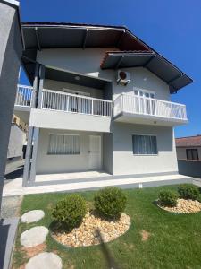 Casa bianca con balcone e cortile di Casa Ampla no Centro, Piso Térreo ou Superior a Bombinhas