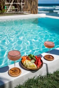 un plato de comida en una mesa junto a una piscina en Bubble Hotel Nyang Nyang - Adults only, en Uluwatu