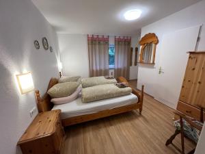 Rúm í herbergi á Ferienhaus Frei 1 Hinterzarten