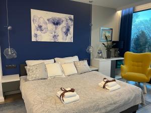 um quarto com uma cama e uma cadeira amarela em SAS & SPA Apartament em Lublin