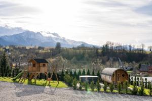 Uma vista da montanha tirada do chalé alpino 