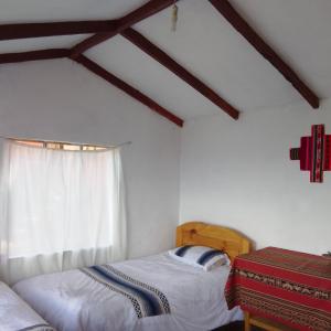 Giường trong phòng chung tại INTI WASI LODGE