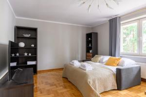 Ліжко або ліжка в номері Bella Casa Premium Apartment - Biesiadna - Warszawa