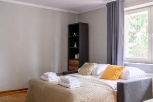 Ліжко або ліжка в номері Bella Casa Premium Apartment - Biesiadna - Warszawa