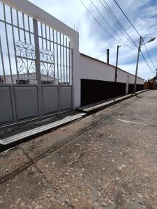 uma cerca na lateral de um edifício em Casa Jardin Copacabana em Copacabana