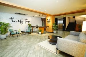 eine Lobby mit einem Sofa, Stühlen und einem Tisch in der Unterkunft 32 Urban by Akoya Hotels in Hyderabad