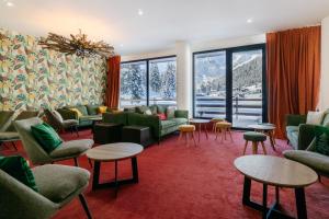 Lake Hotel Courchevel 1850 tesisinde bir oturma alanı