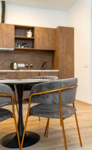 - une salle à manger avec une table et des chaises dans l'établissement Central Station Apartment No1, à Kaunas