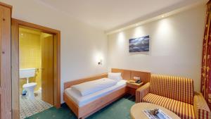 Kamar mandi di Hotel Tiroler Adler Bed & Breakfast