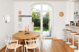 - une salle à manger avec une table et des chaises en bois dans l'établissement Ferienhaus Luv und Meer, à Warnemünde