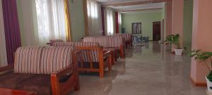 uma fila de cadeiras e mesas numa sala de espera em SEED HOTEL em Entebbe