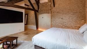 Una cama o camas en una habitación de Les Remparts Hôtels et Demeures Historiques