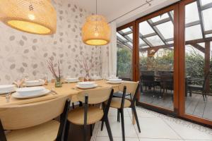 Bilde i galleriet til Spacious Two-Story 4-Bedroom House with Parking and Garden in Warsaw by Noclegi Renters i Warszawa