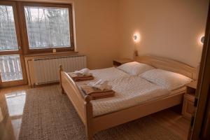 een slaapkamer met een bed met twee handdoeken erop bij Rooms and Apartments Panker in Moravske-Toplice